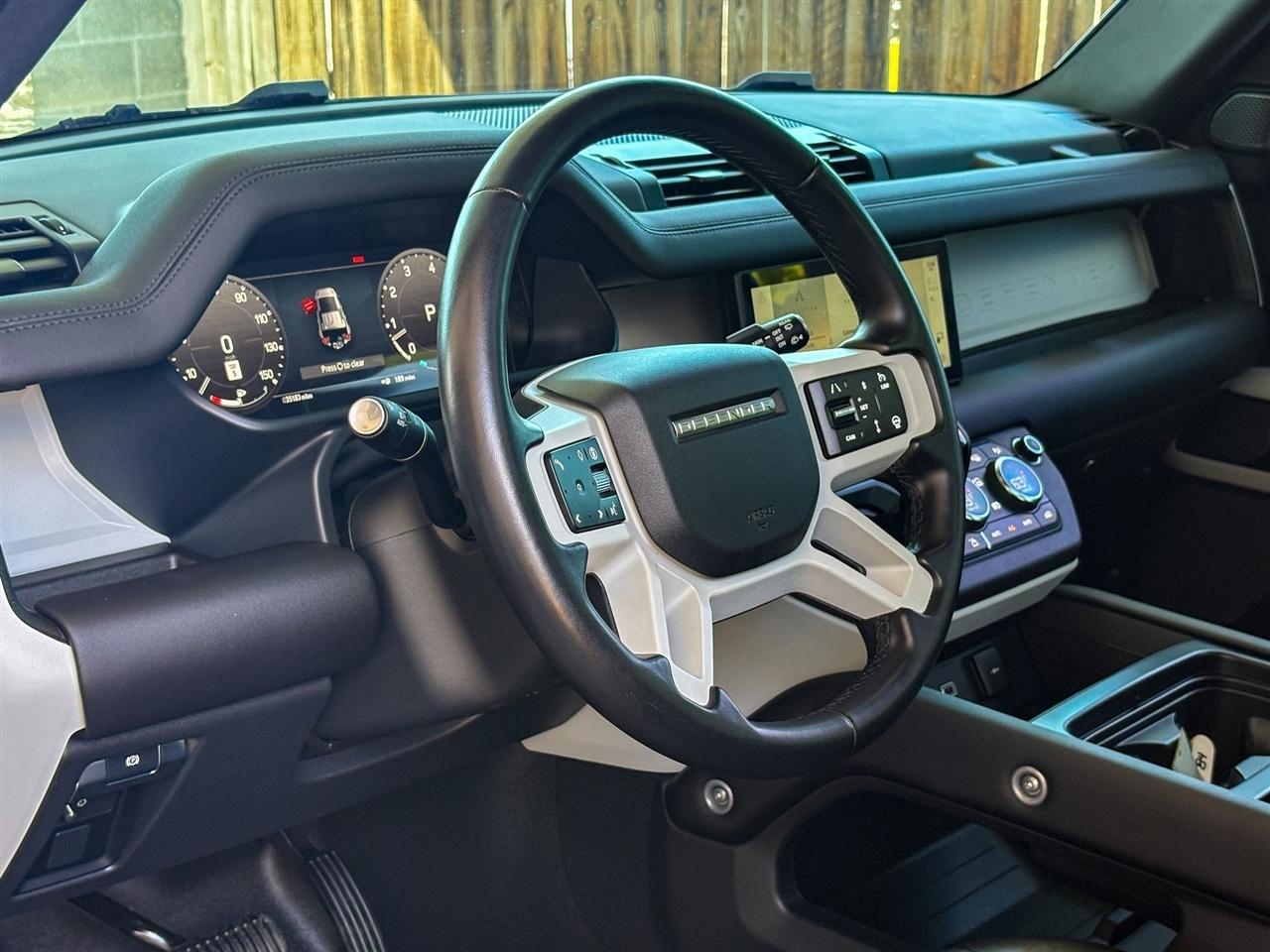 Land Rover Defender  2024