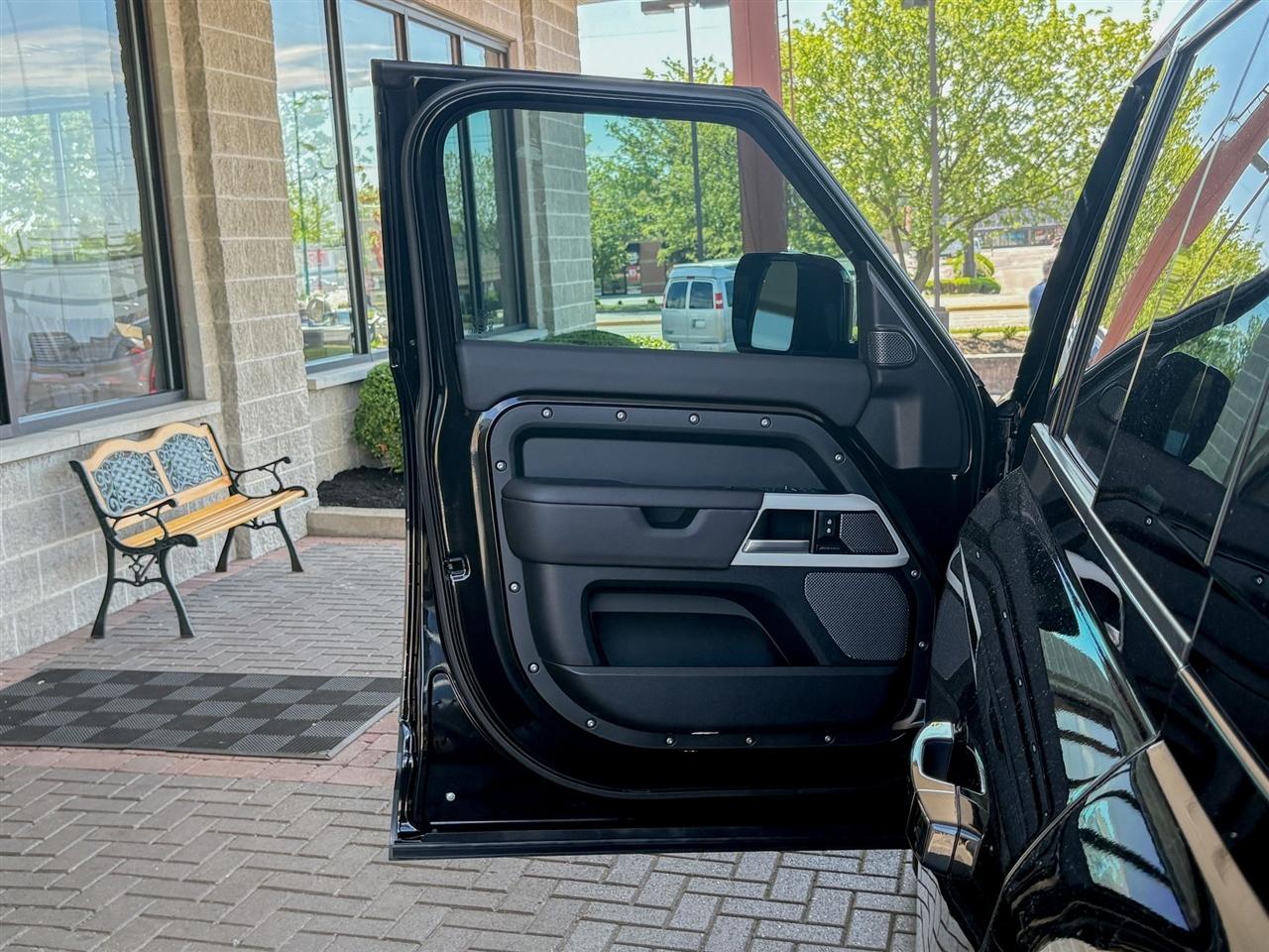 Land Rover Defender  2024