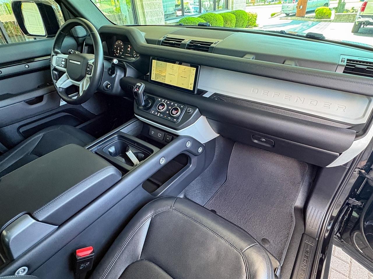 Land Rover Defender  2024