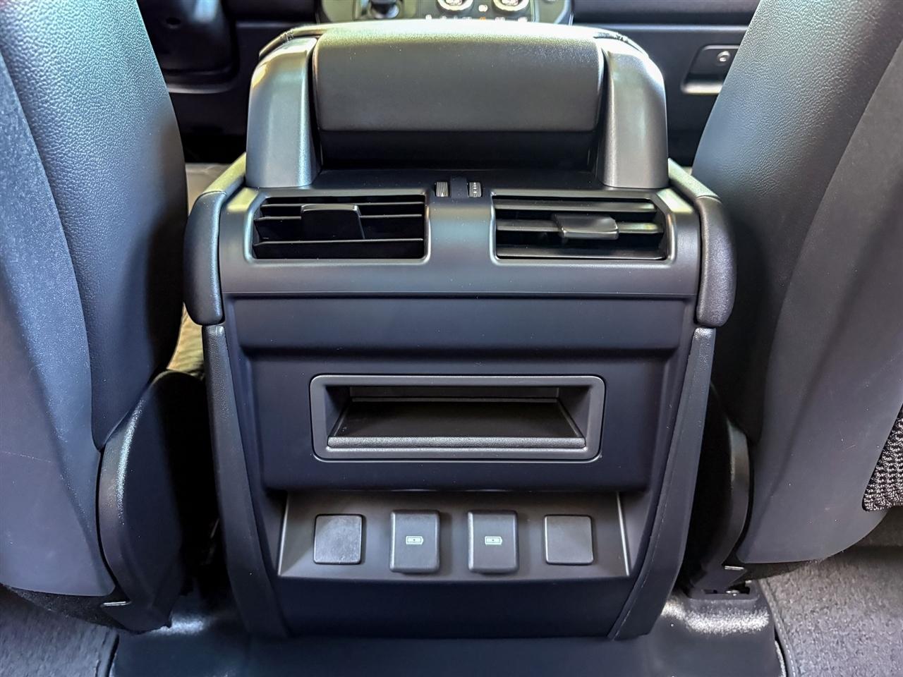 Land Rover Defender  2024