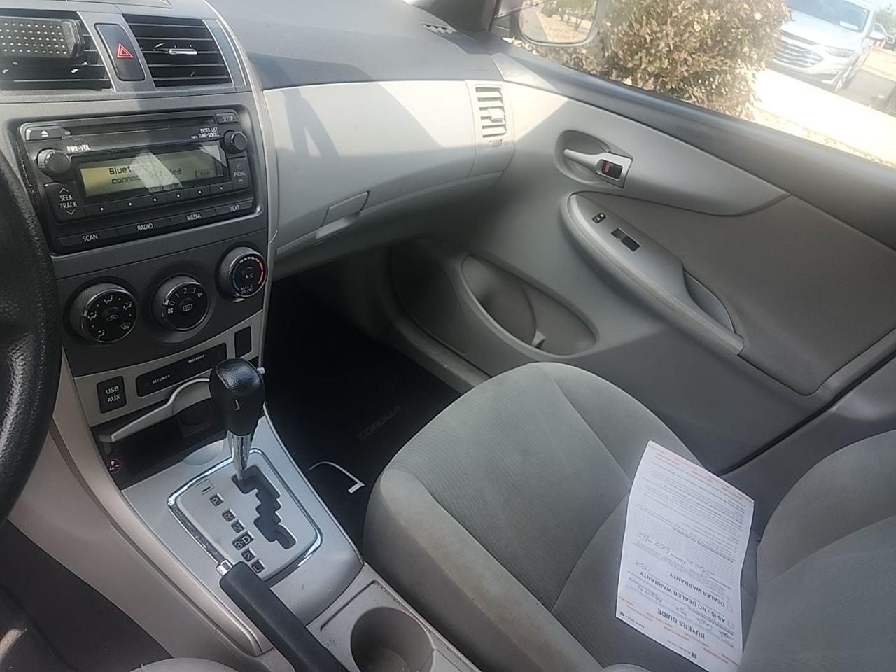 Toyota Corolla 4dr Sdn Auto LE (Natl) 2012