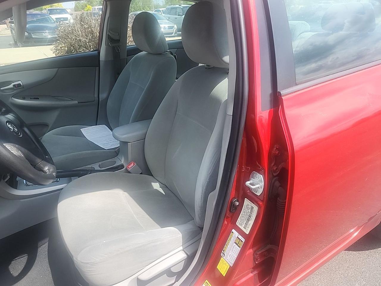 Toyota Corolla 4dr Sdn Auto LE (Natl) 2012