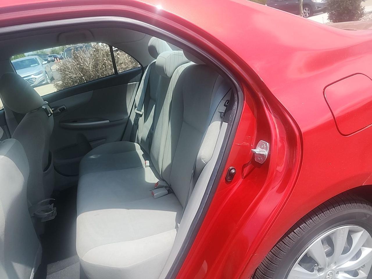 Toyota Corolla 4dr Sdn Auto LE (Natl) 2012