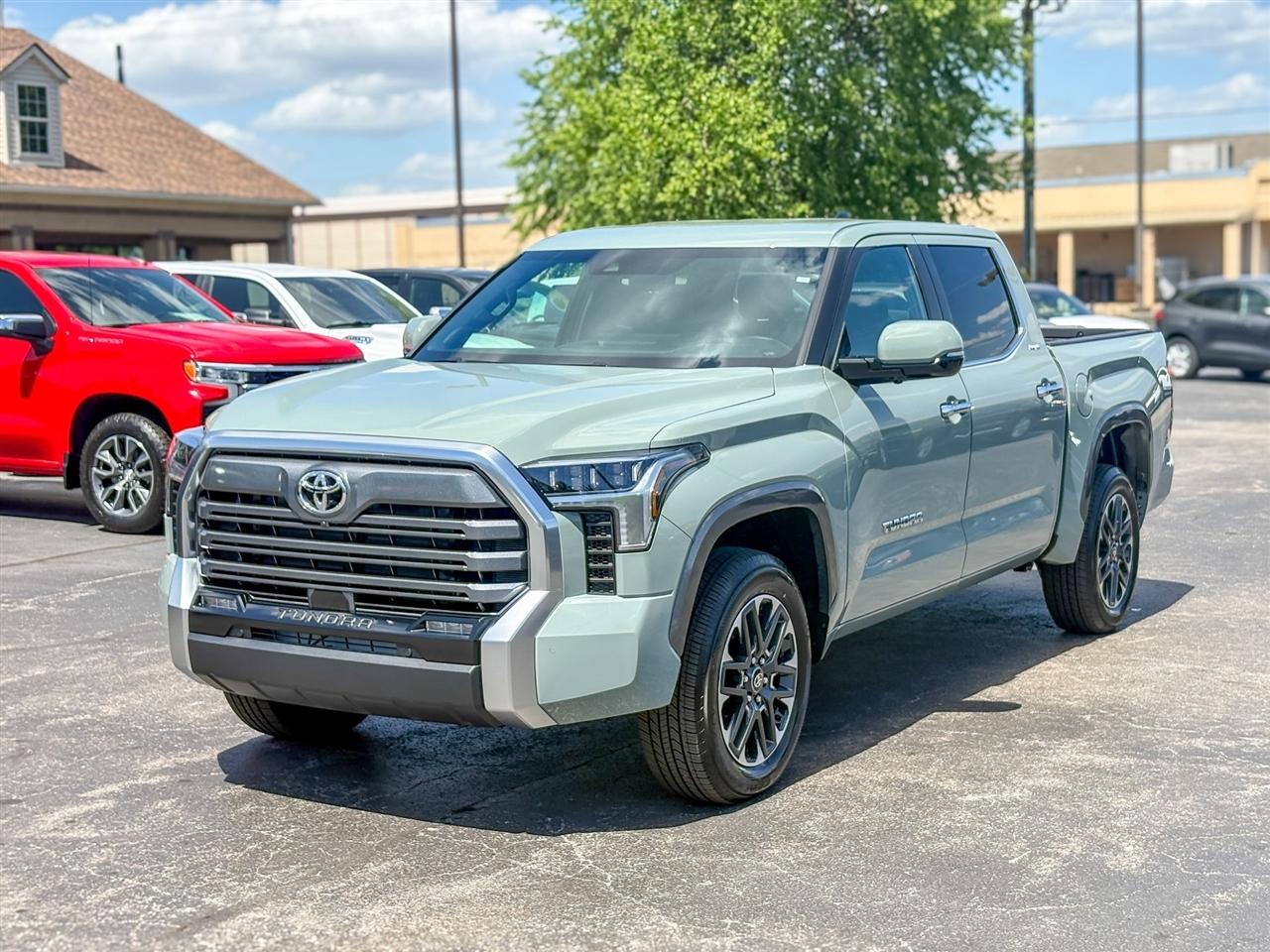 Toyota Tundra Limited Crew Max 4WD 2026