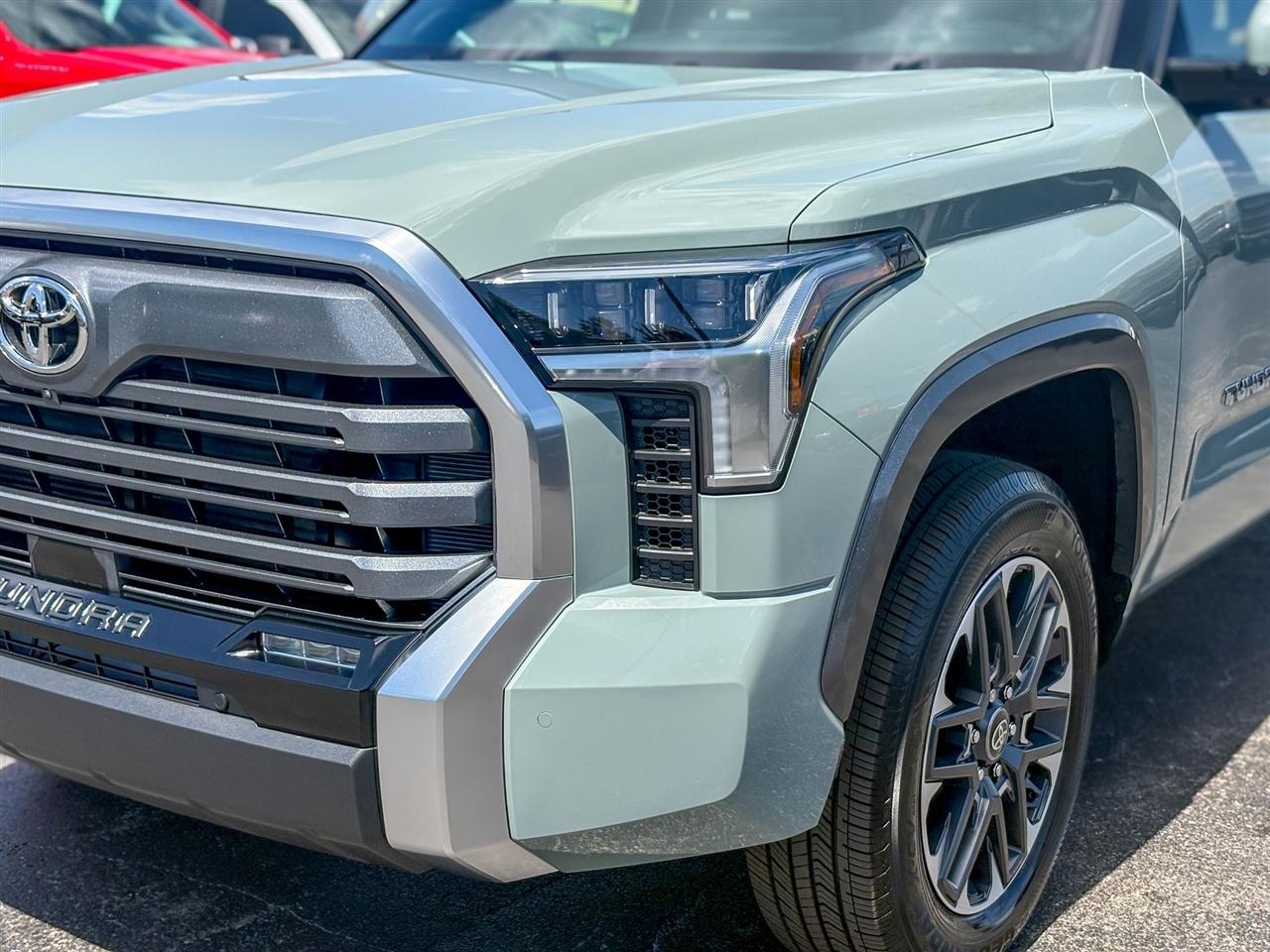 Toyota Tundra Limited Crew Max 4WD 2026