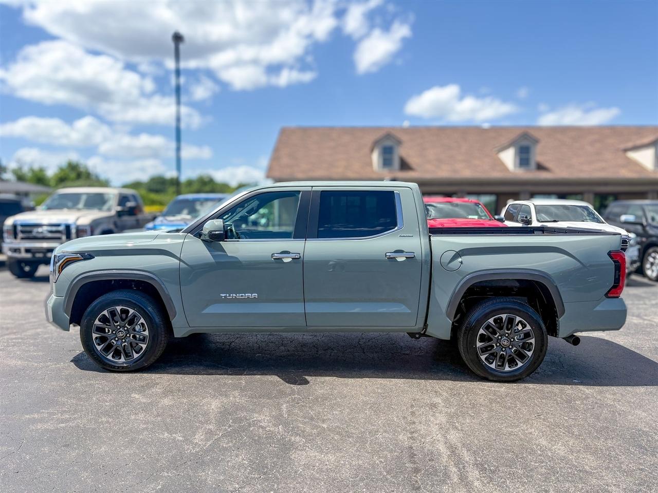 Toyota Tundra Limited Crew Max 4WD 2026
