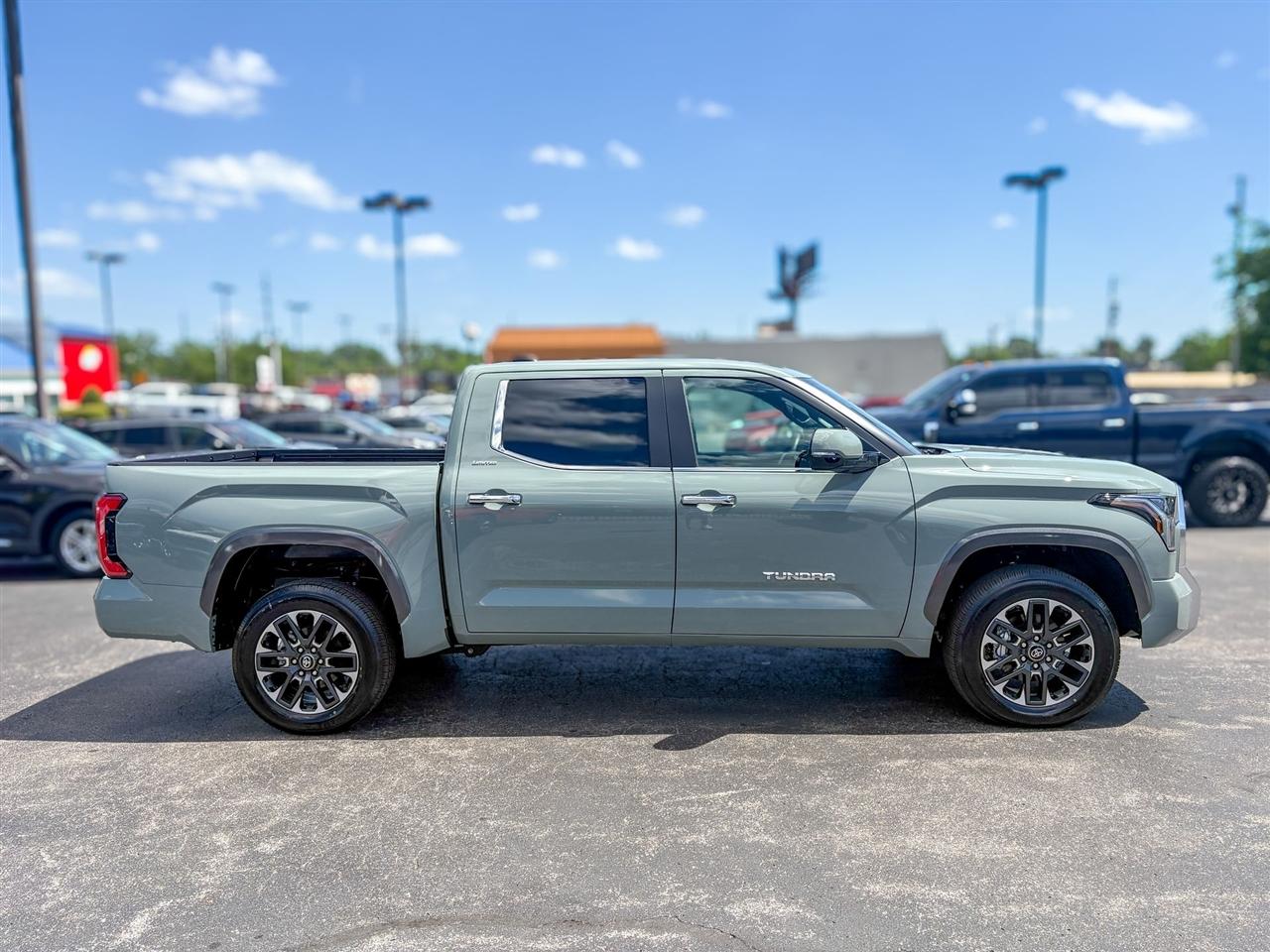 Toyota Tundra Limited Crew Max 4WD 2026
