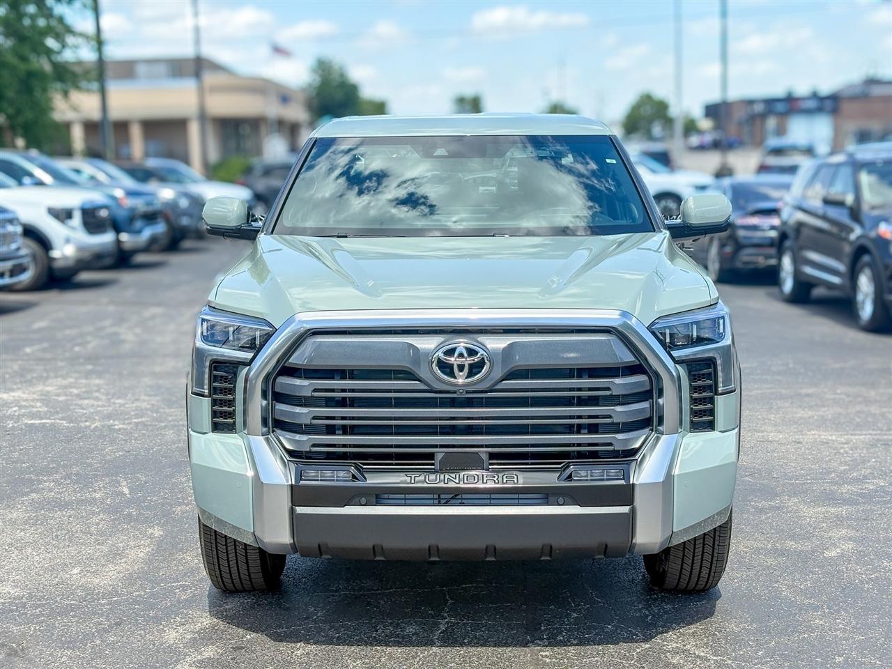Toyota Tundra Limited Crew Max 4WD 2026