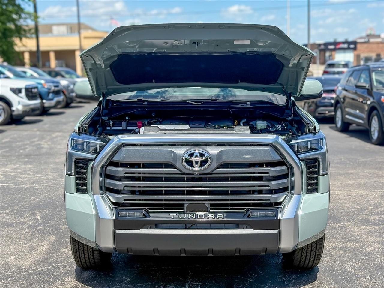 Toyota Tundra Limited Crew Max 4WD 2026