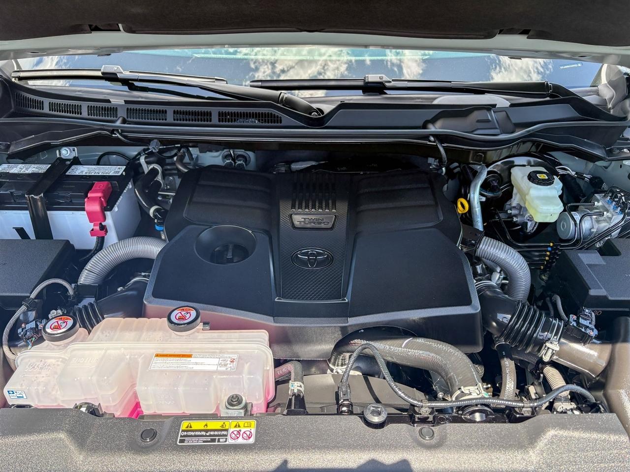 Toyota Tundra Limited Crew Max 4WD 2026