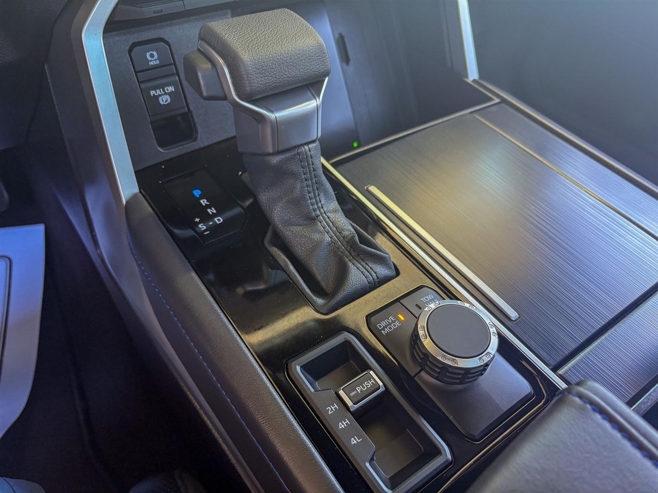 Toyota Sequoia Platinum 4WD 2025