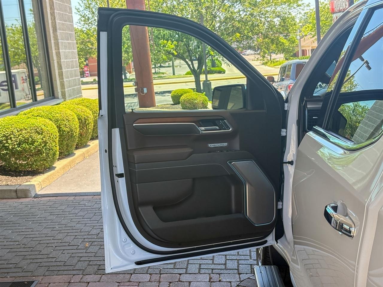 GMC Sierra 1500 Denali Crew Cab 4WD 2025