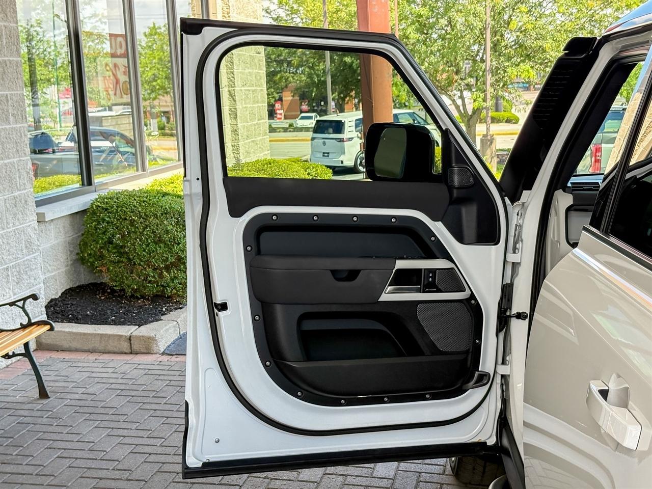 Land Rover Defender  2023