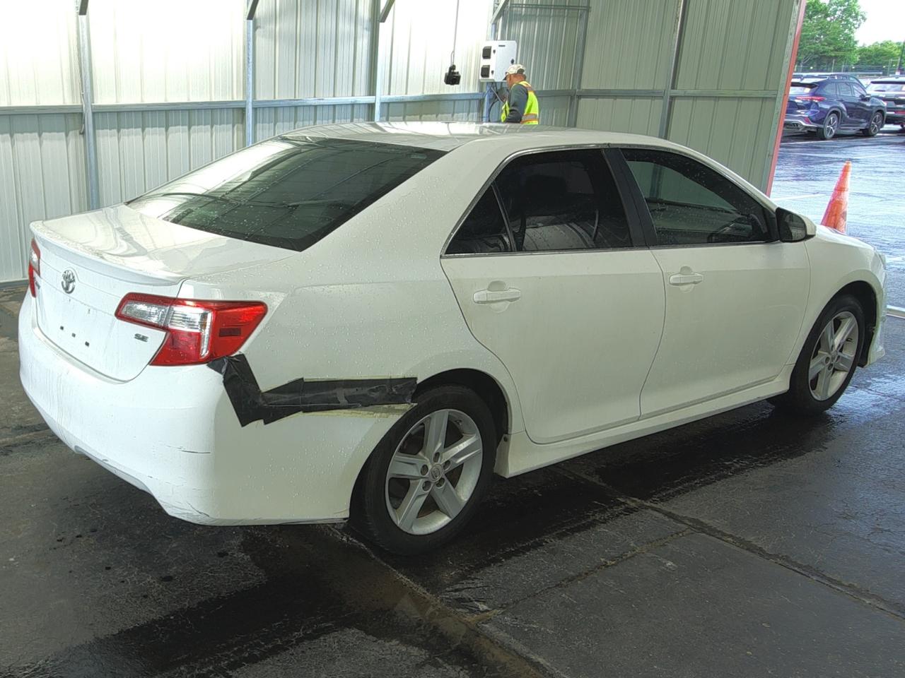 Toyota Camry 4dr Sdn I4 Auto SE (Natl) 2013