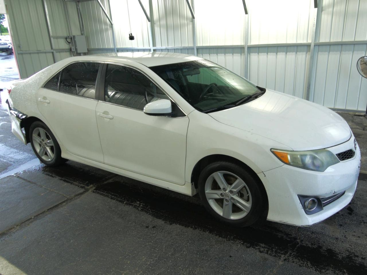 Toyota Camry 4dr Sdn I4 Auto SE (Natl) 2013