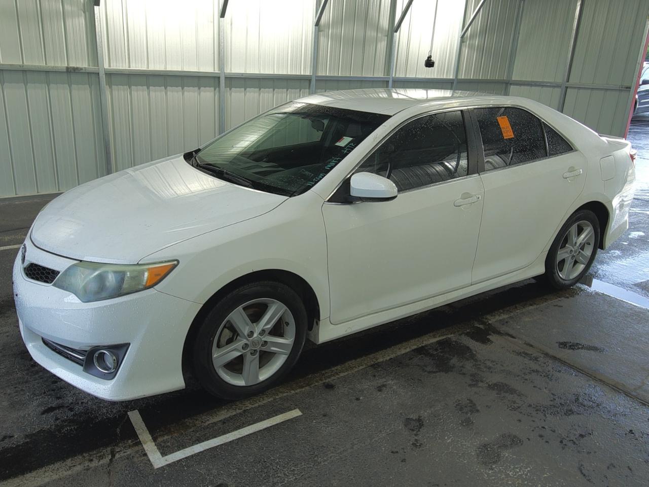 Toyota Camry 4dr Sdn I4 Auto SE (Natl) 2013
