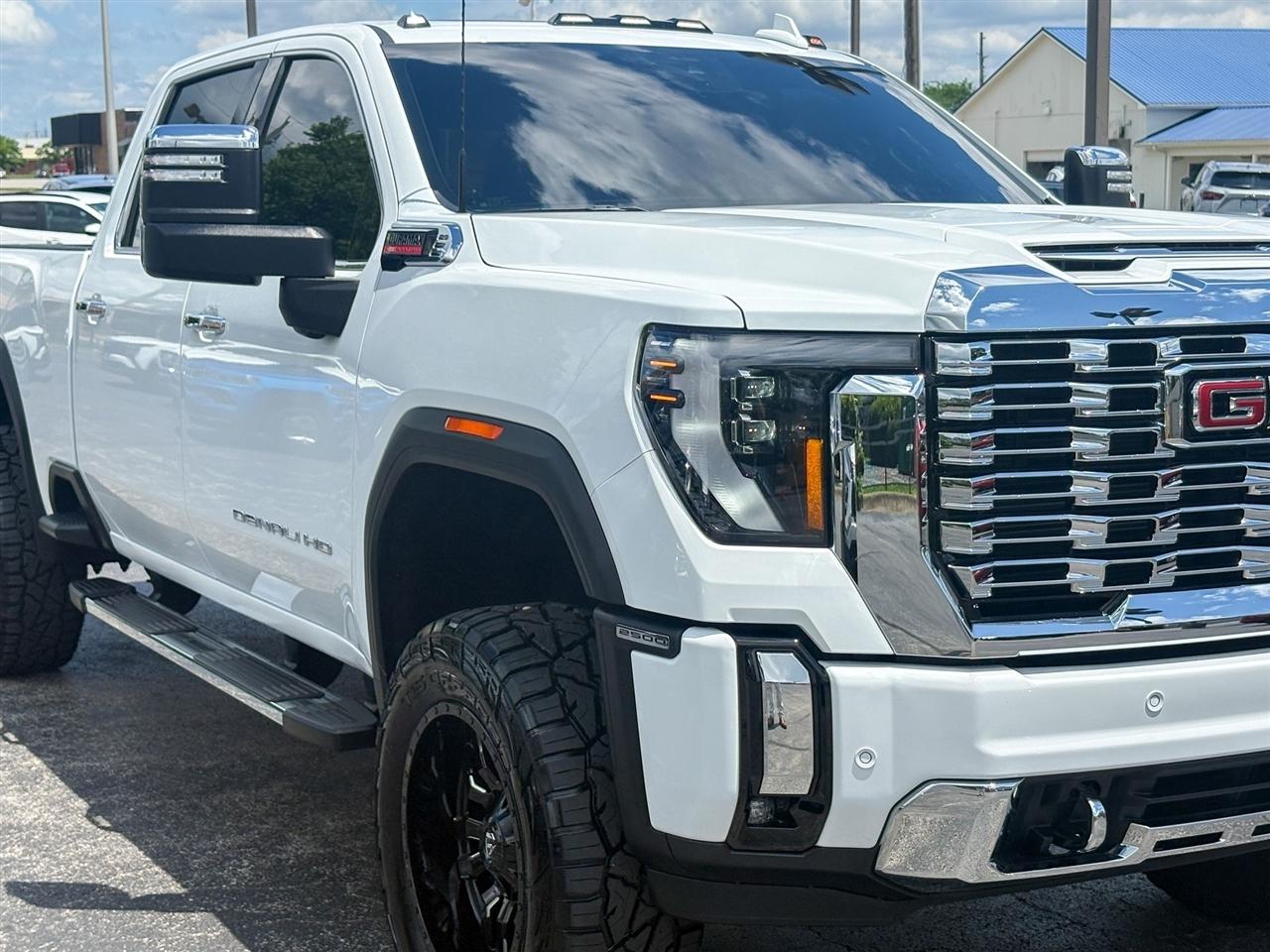 GMC Sierra 2500HD Denali Crew Cab 4WD 2026