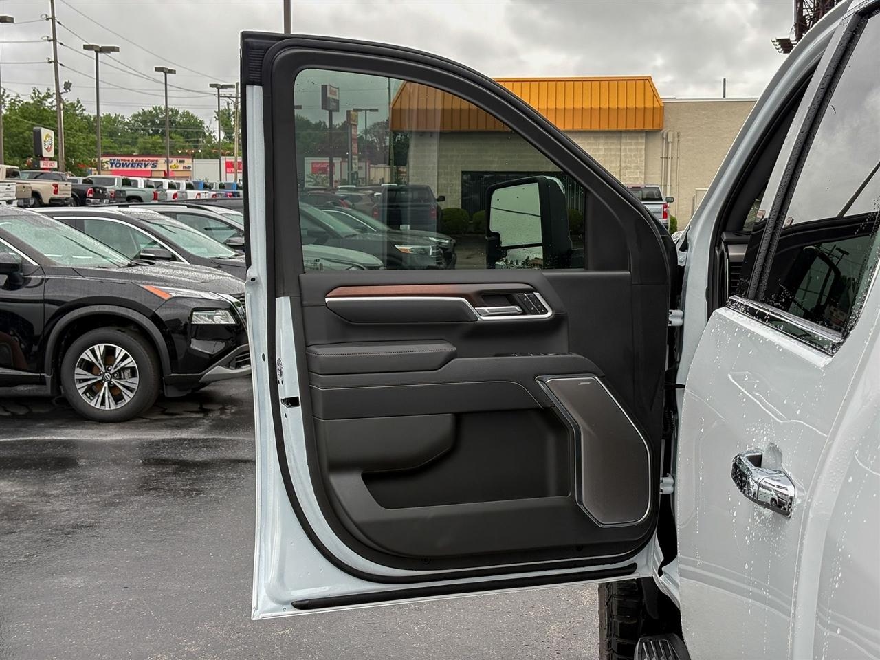 GMC Sierra 2500HD Denali Crew Cab 4WD 2026