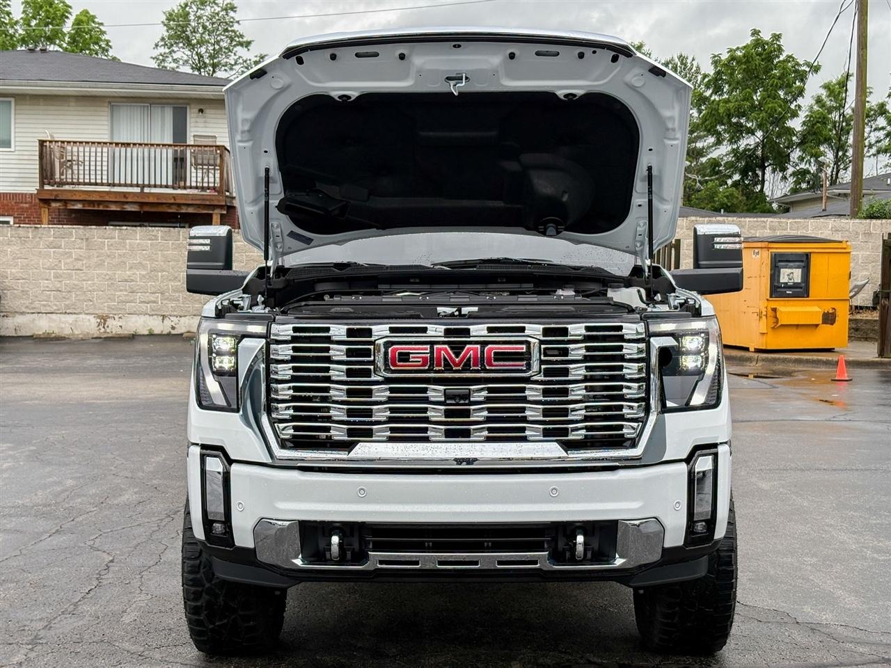 GMC Sierra 2500HD Denali Crew Cab 4WD 2026