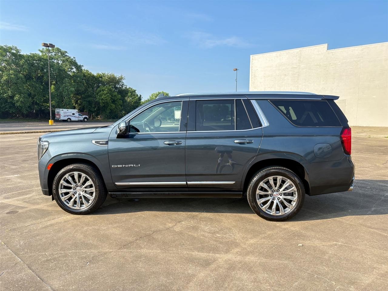 GMC Yukon Denali 4WD 2021