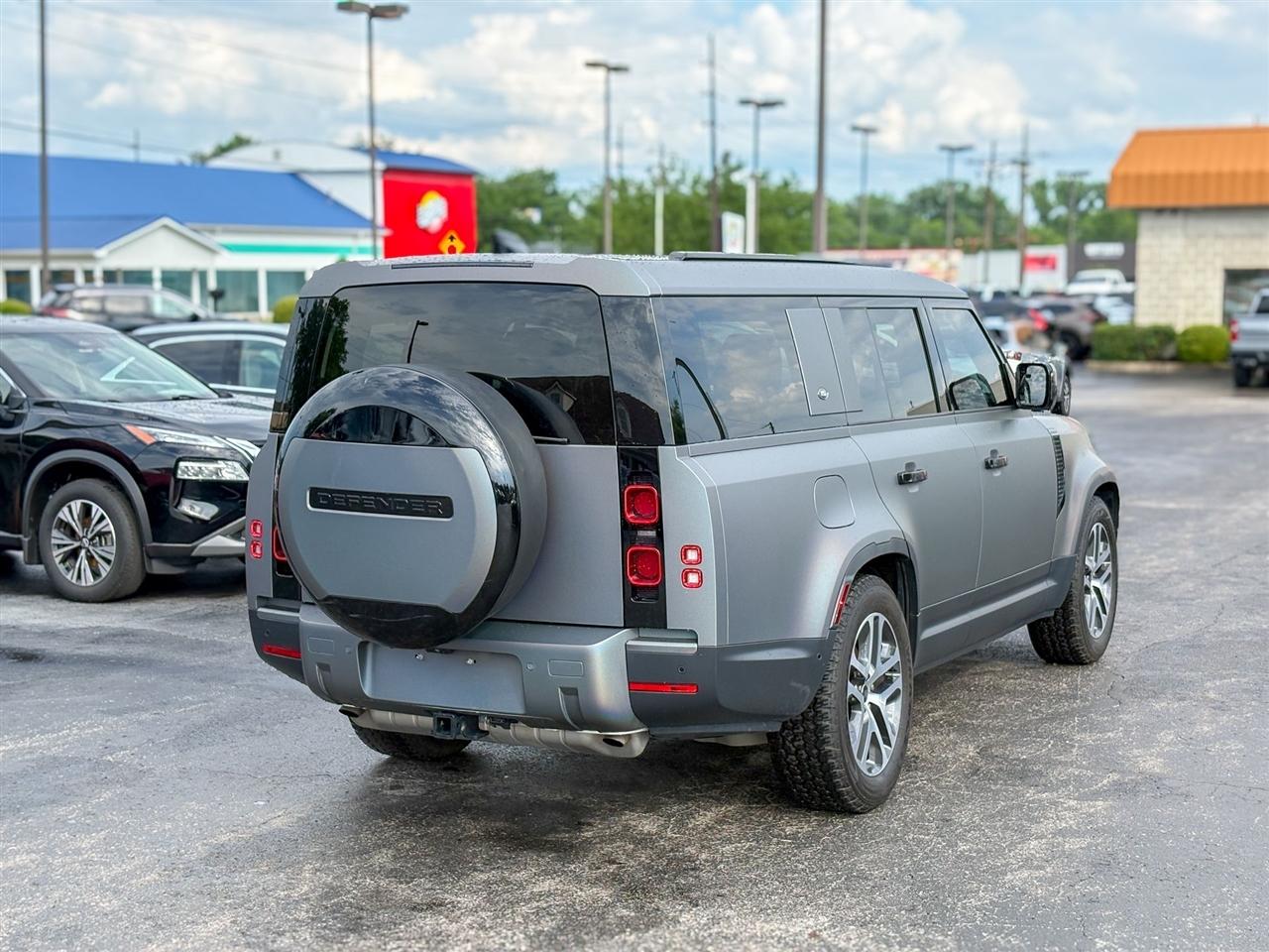 Land Rover Defender  2024
