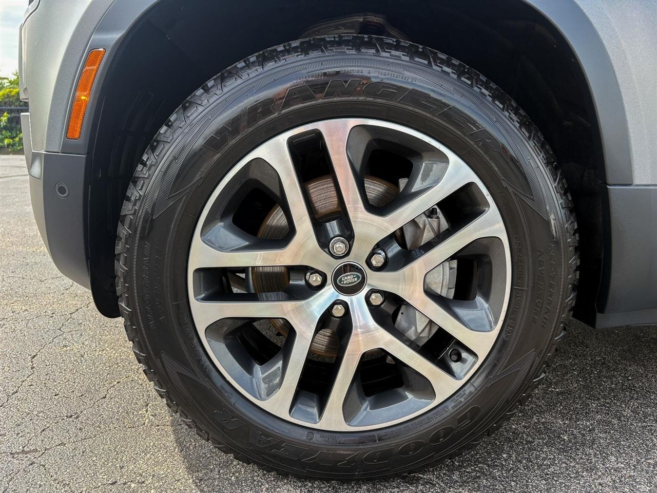 Land Rover Defender  2024