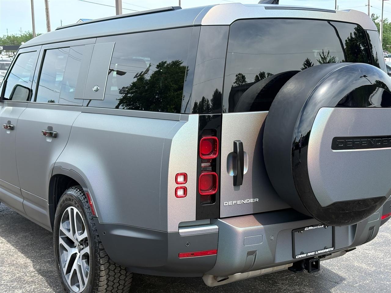 Land Rover Defender  2024