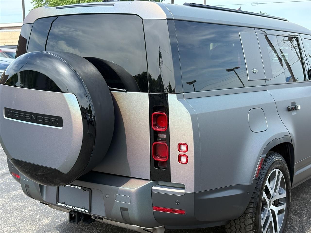 Land Rover Defender  2024