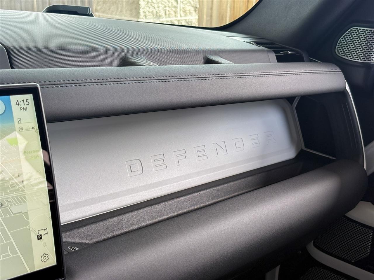 Land Rover Defender  2024