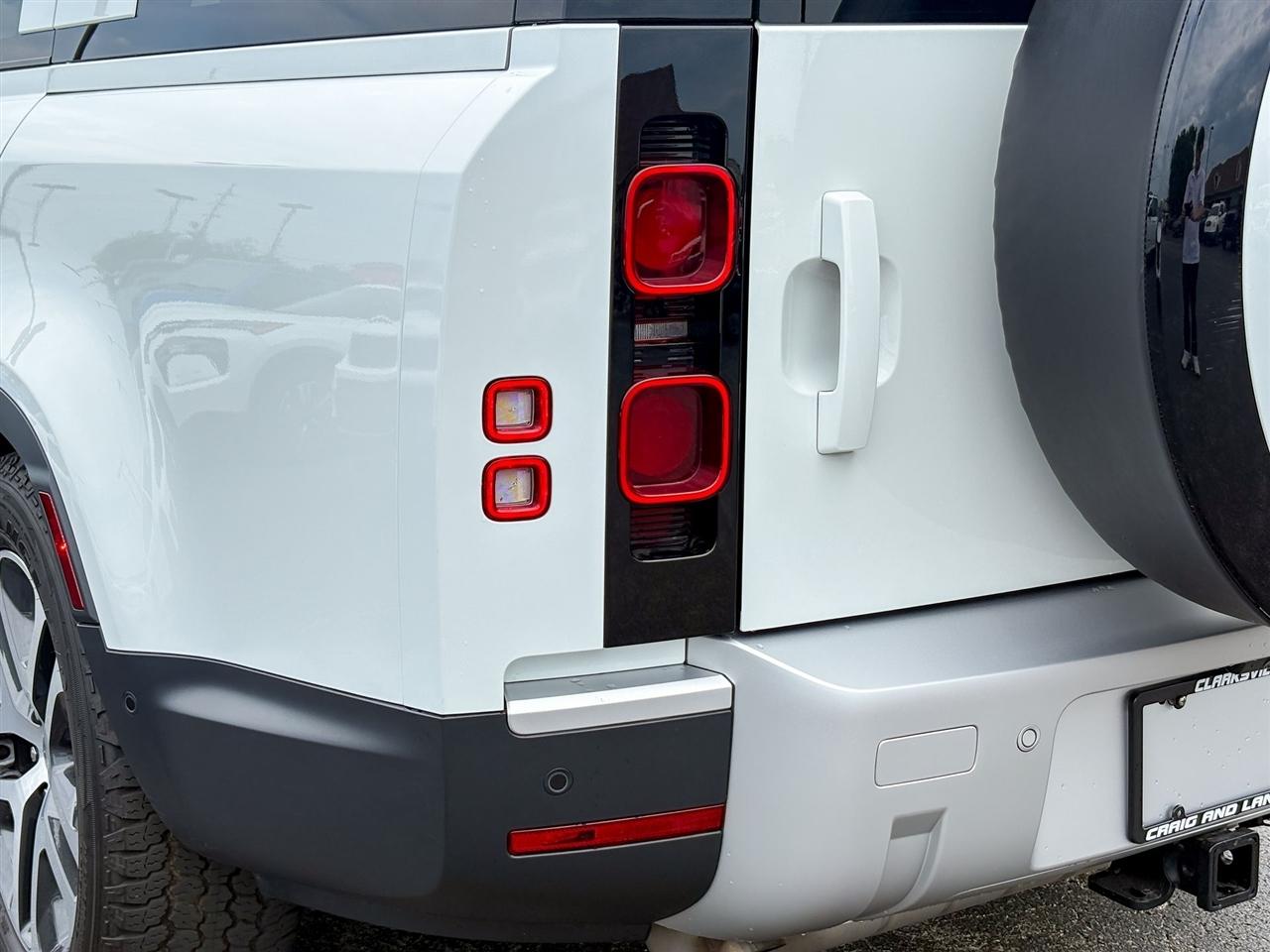 Land Rover Defender  2024