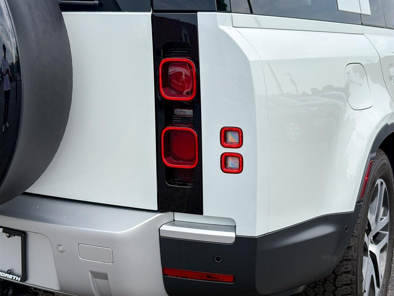 Land Rover Defender  2024
