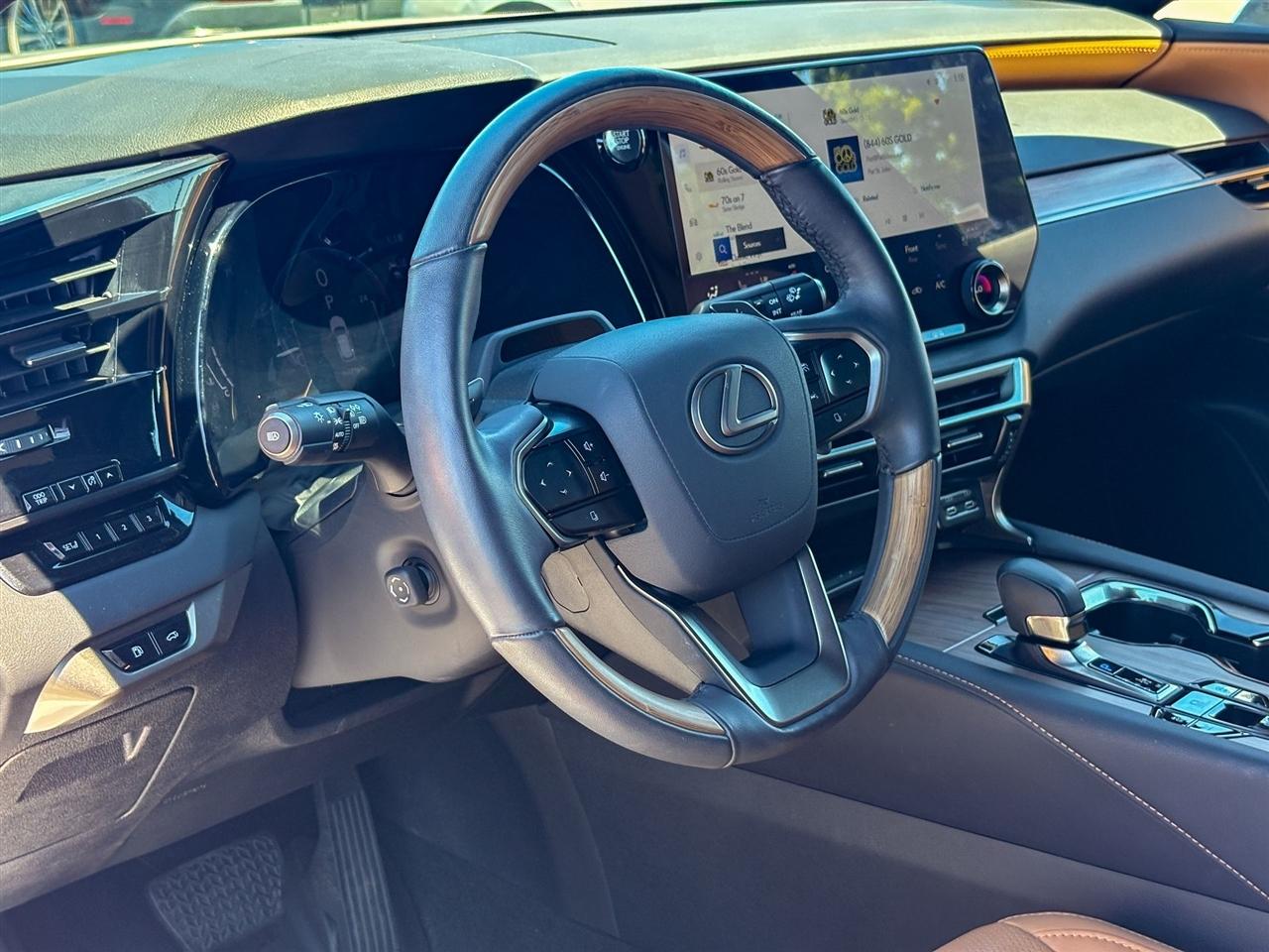 Lexus RX  2023