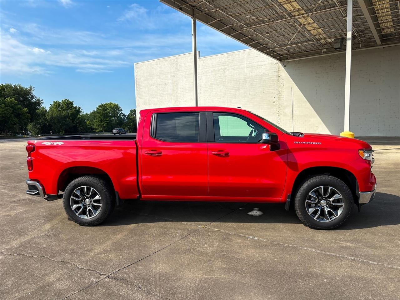 Chevrolet Silverado 1500 LT Crew Cab 4WD 2024