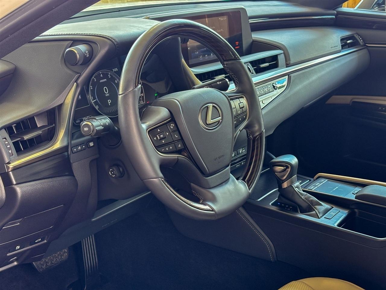 Lexus ES  2021