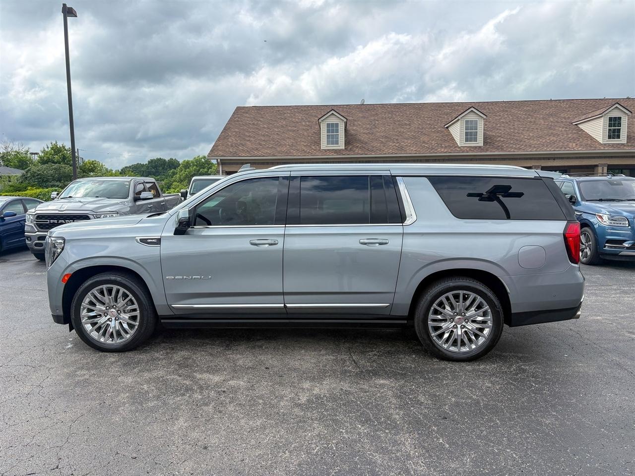 GMC Yukon XL Denali 4WD 2024