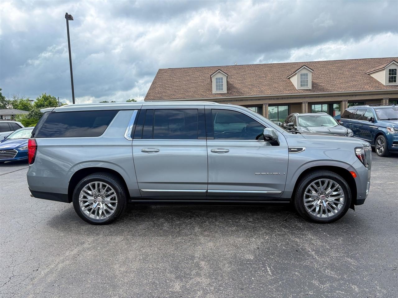 GMC Yukon XL Denali 4WD 2024