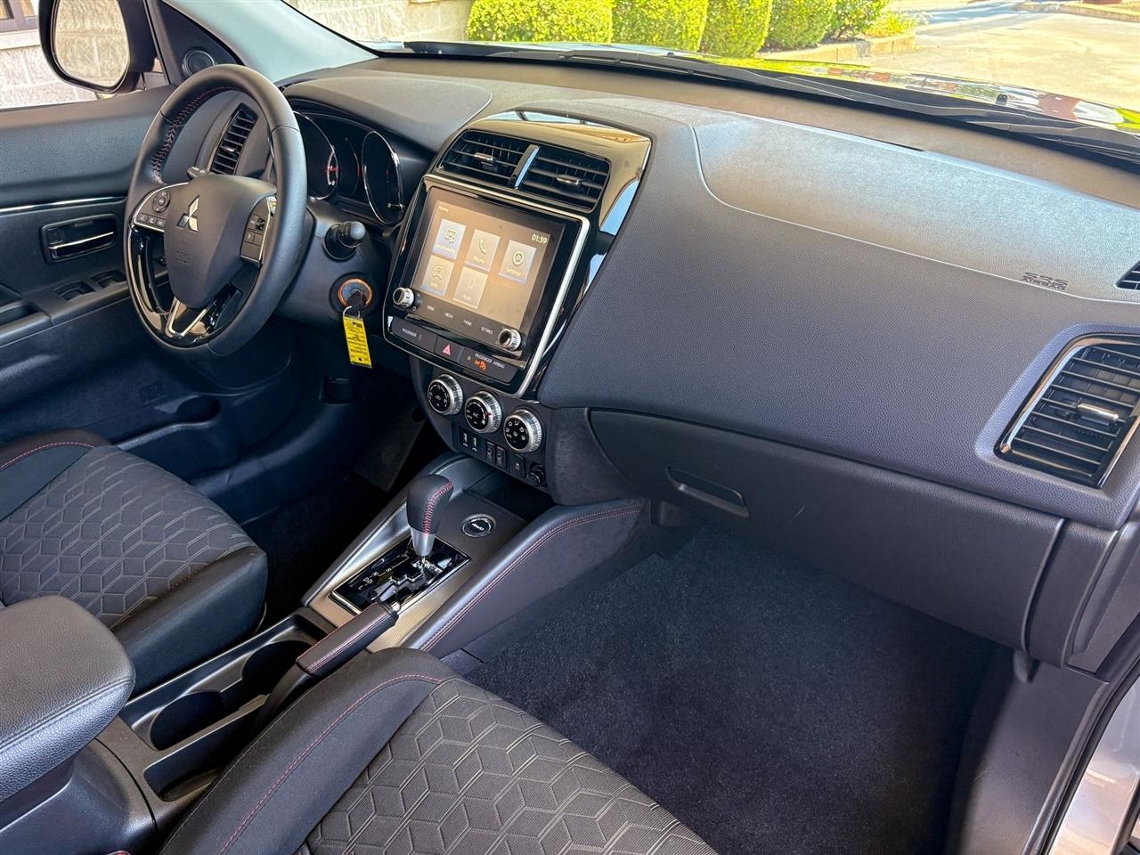 Mitsubishi Outlander Sport  2024