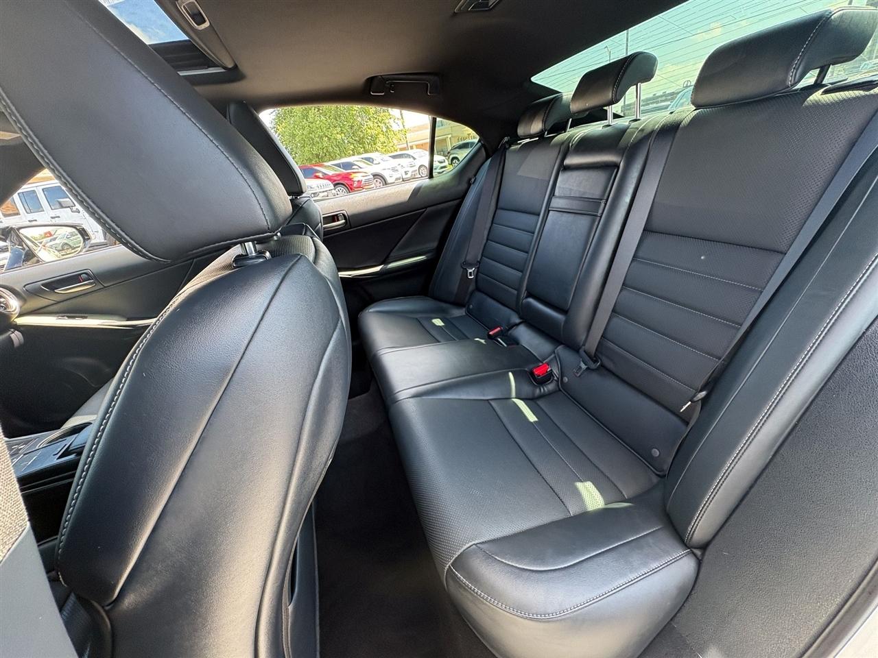 Lexus IS 350  2021