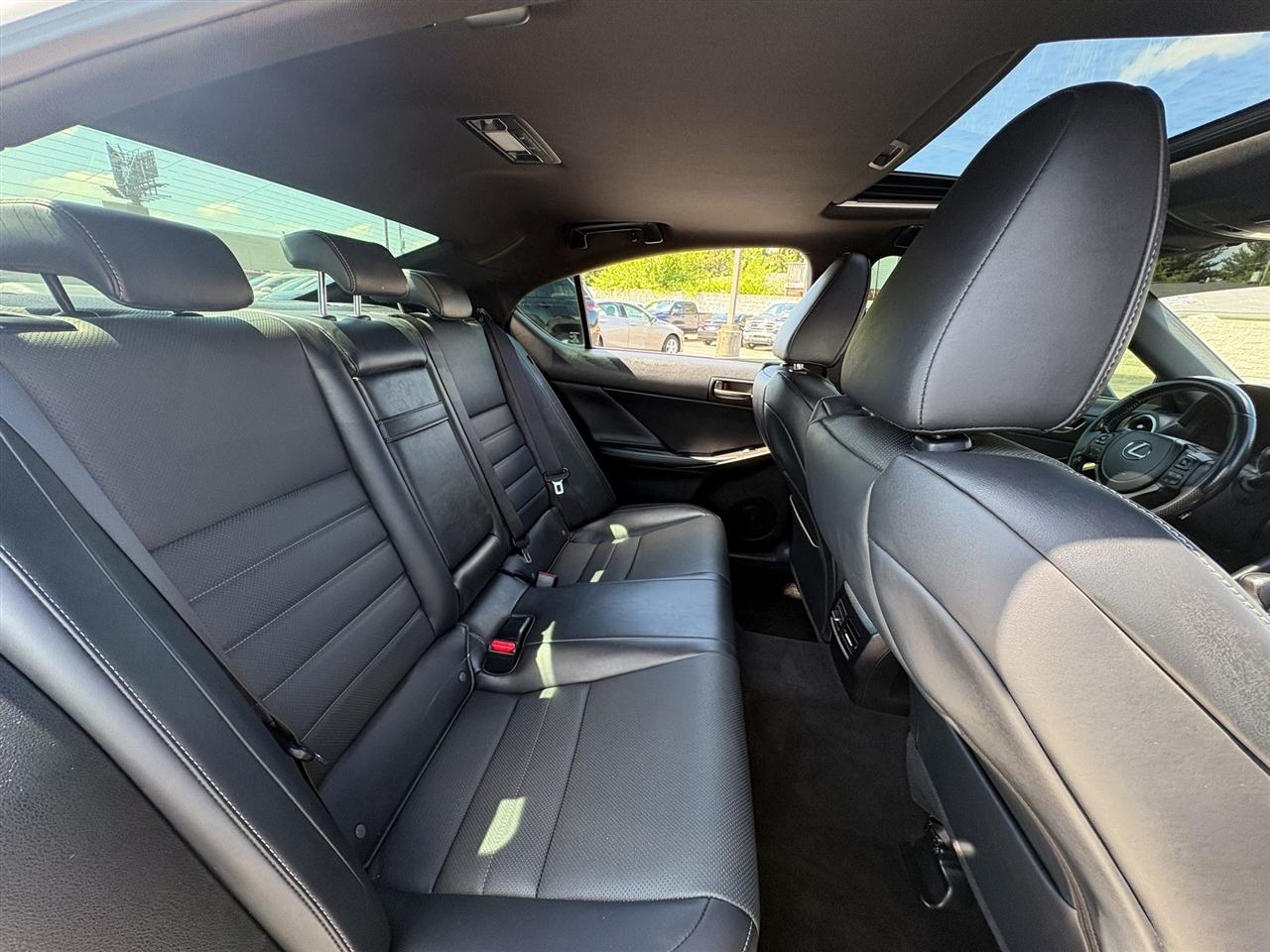 Lexus IS 350  2021