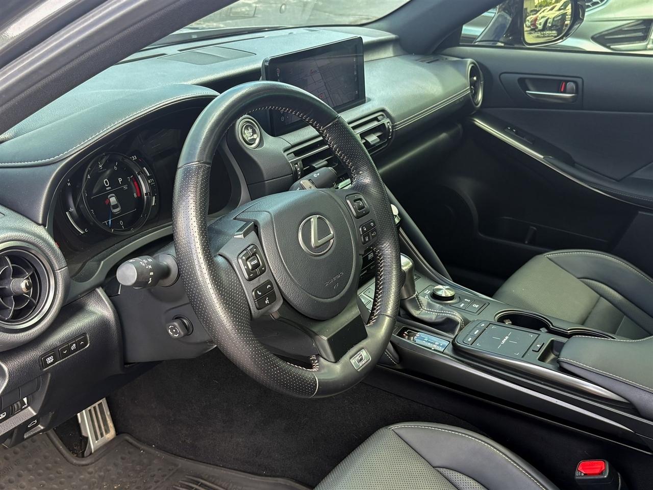 Lexus IS  2023