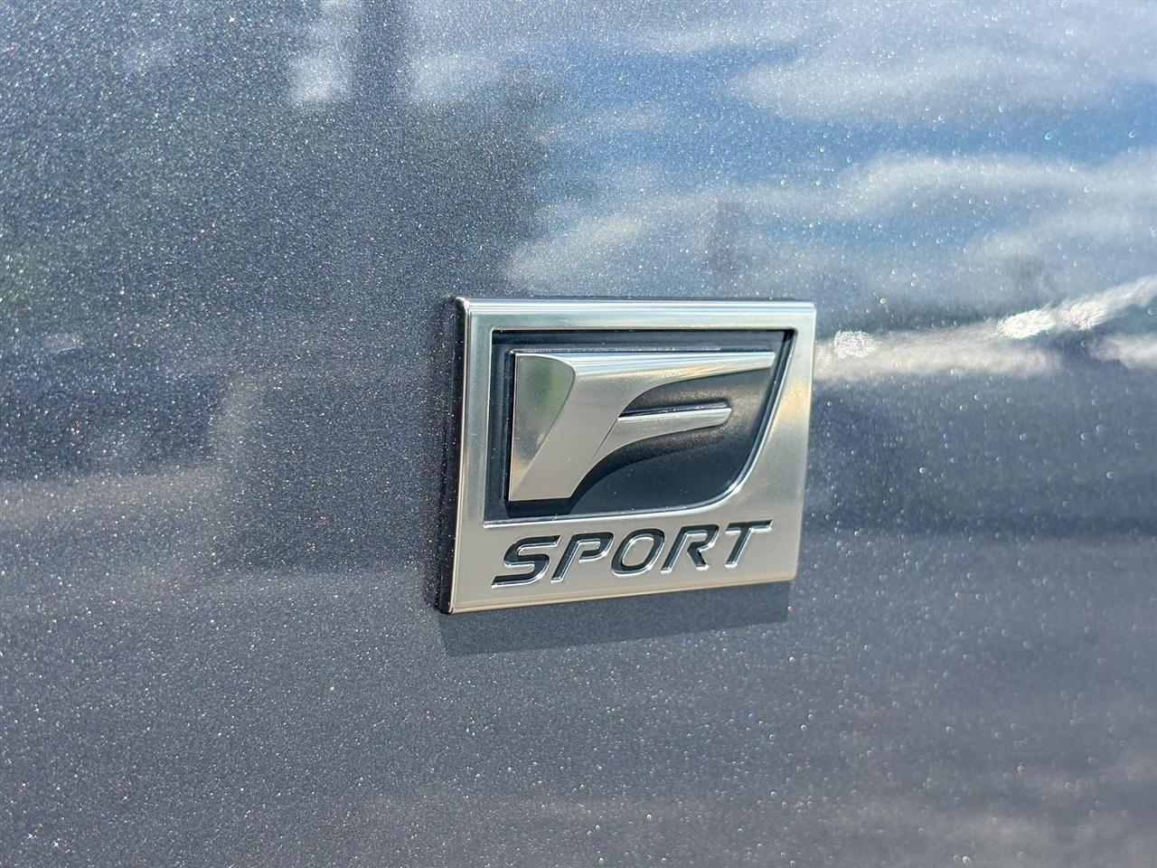 Lexus IS  2023