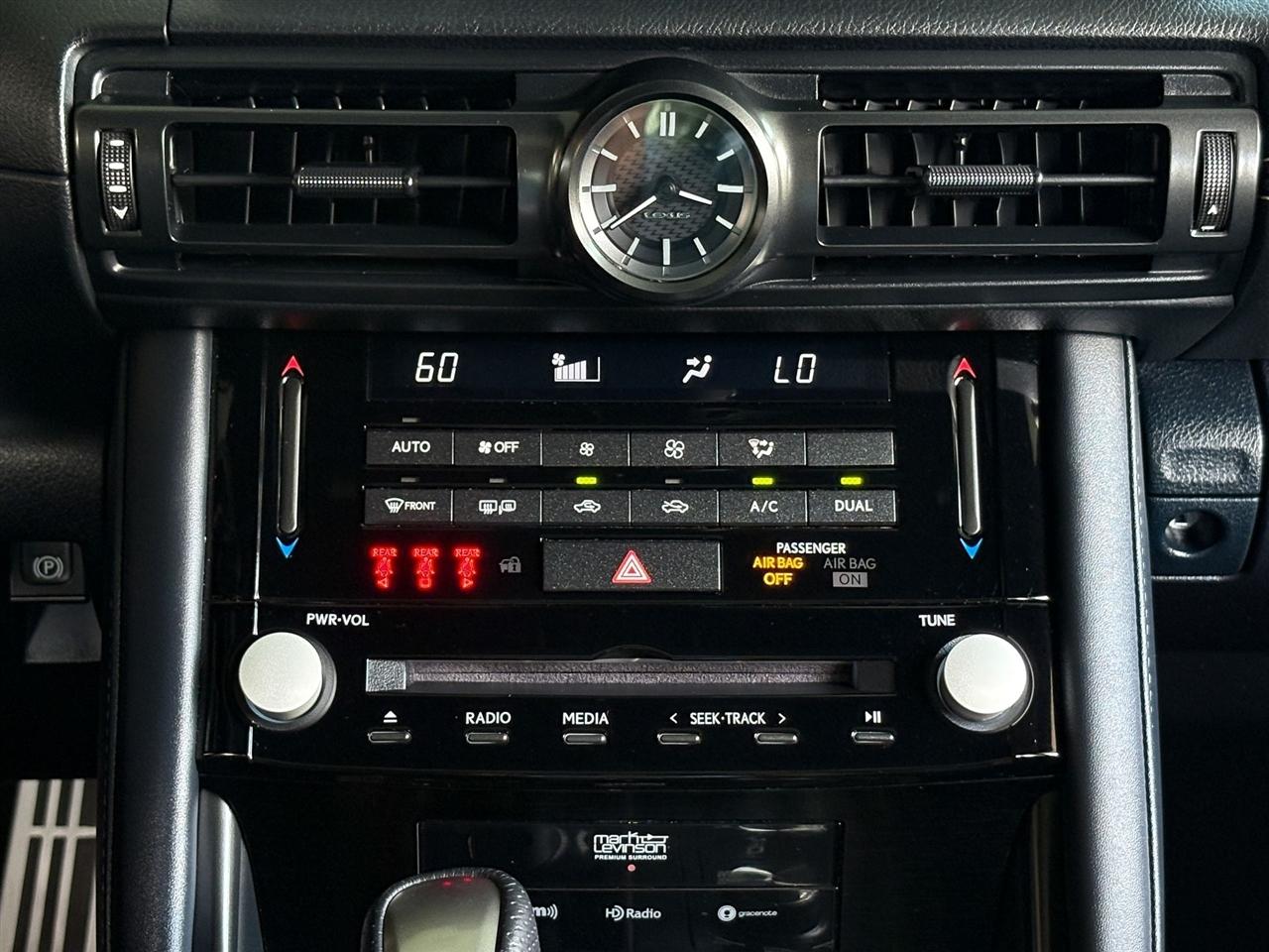 Lexus IS  2023