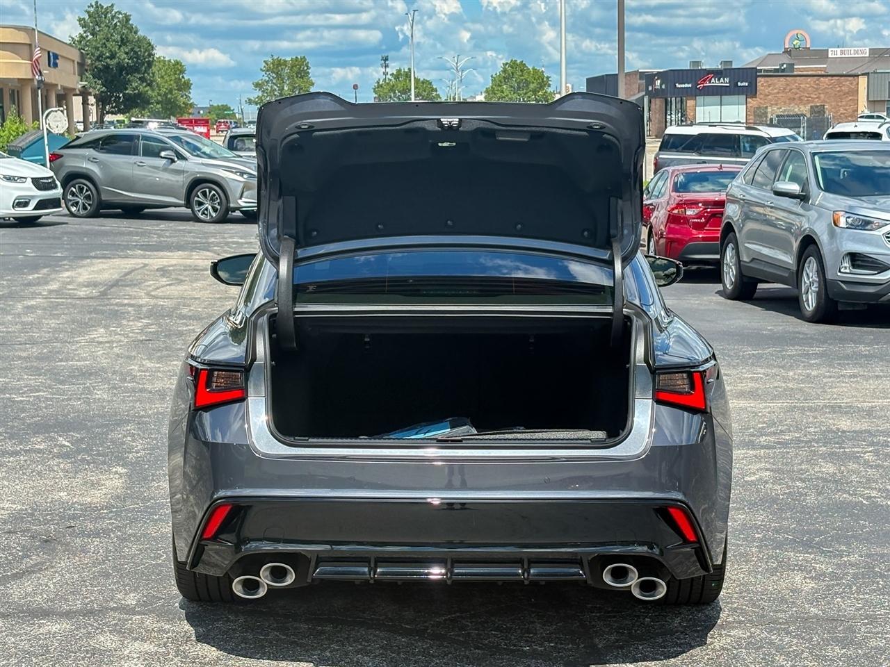 Lexus IS  2023