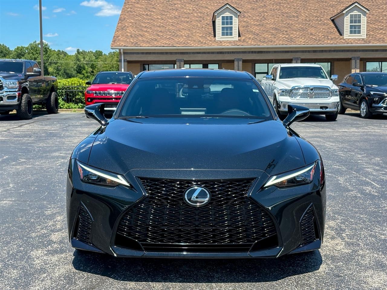 Lexus IS  2025