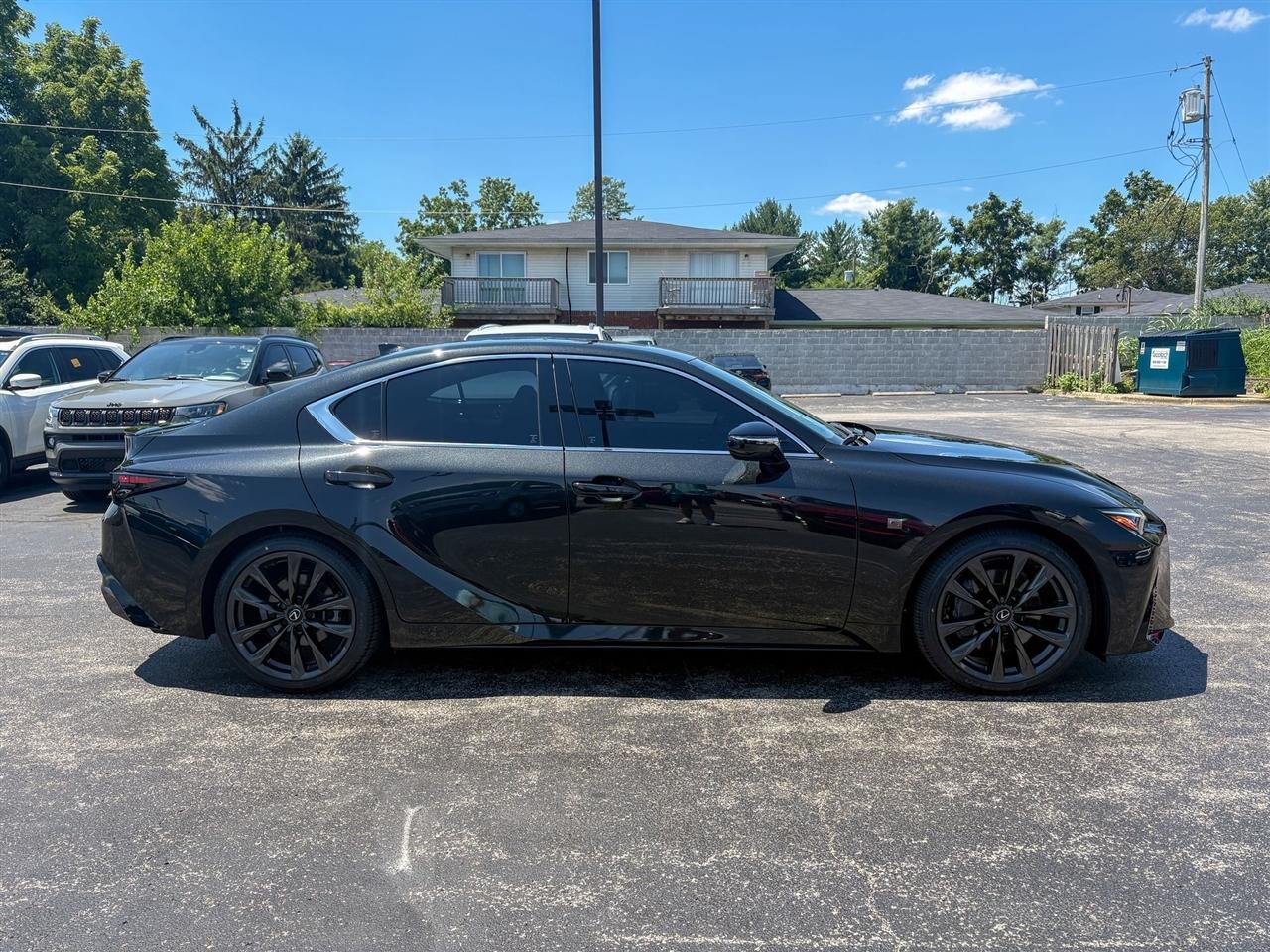 Lexus IS  2025