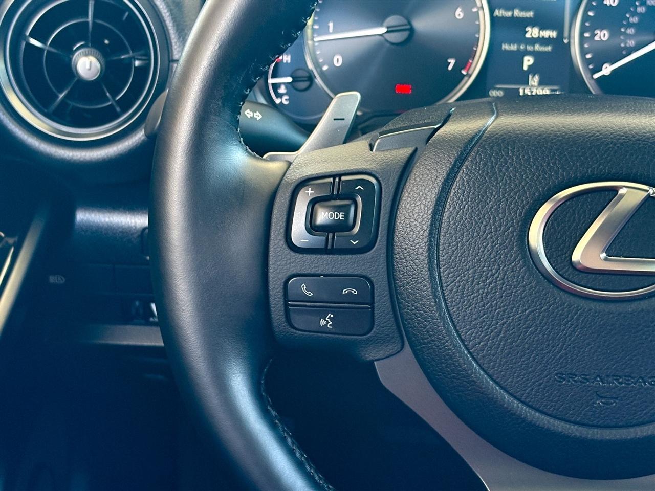 Lexus IS  2025