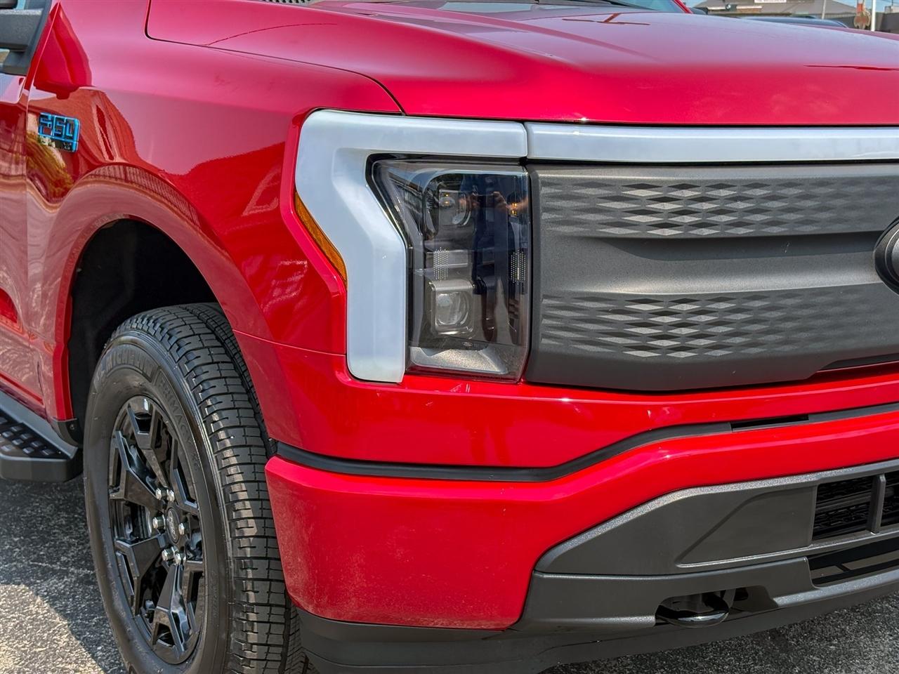 Ford F-150 Lightning  2025