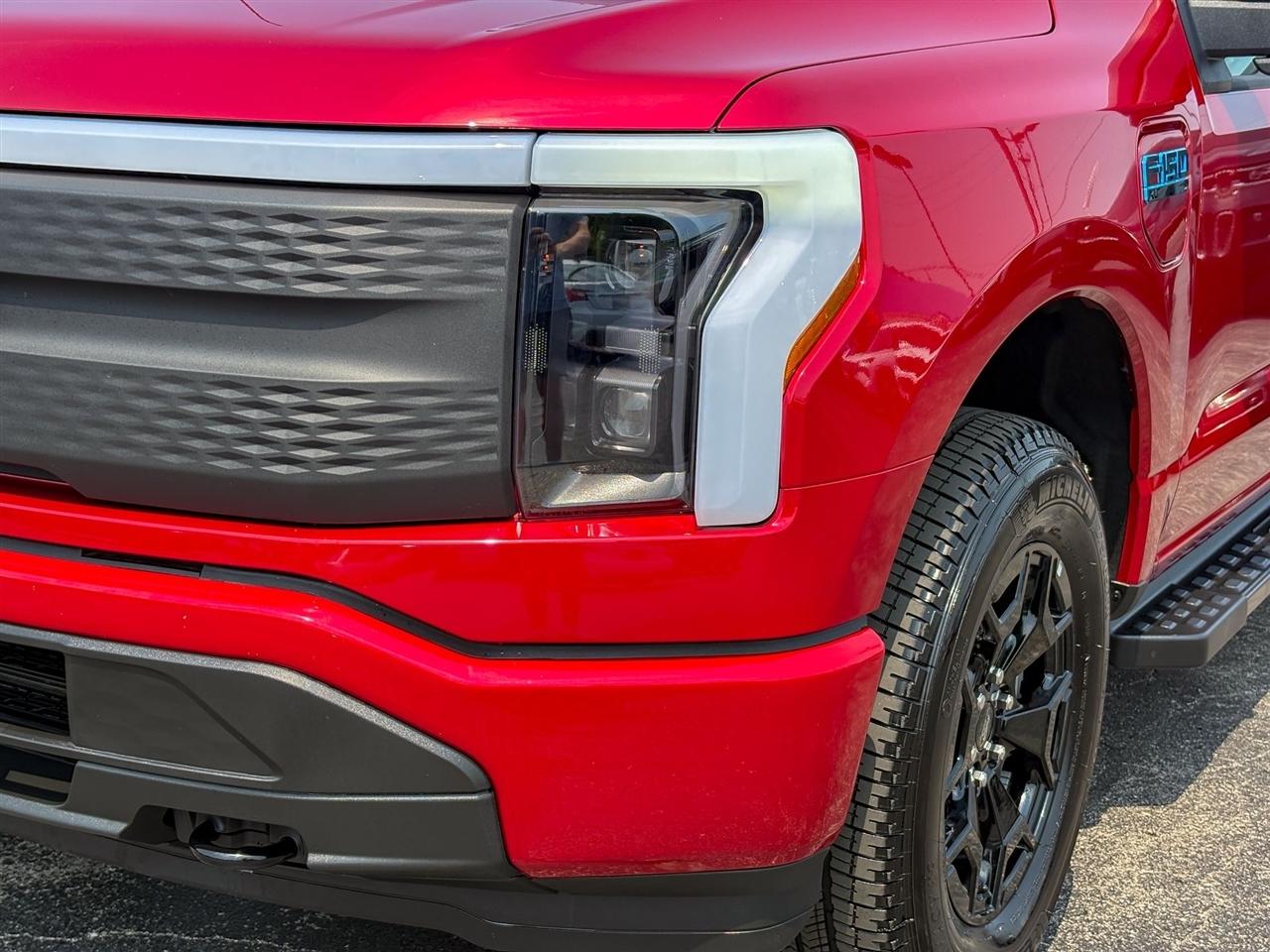 Ford F-150 Lightning  2025
