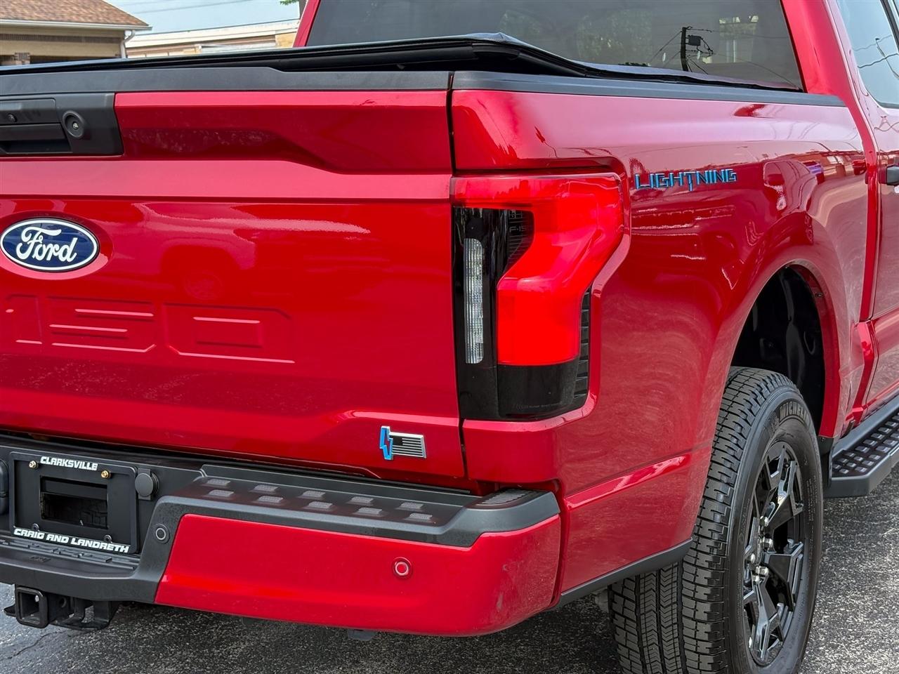 Ford F-150 Lightning  2025