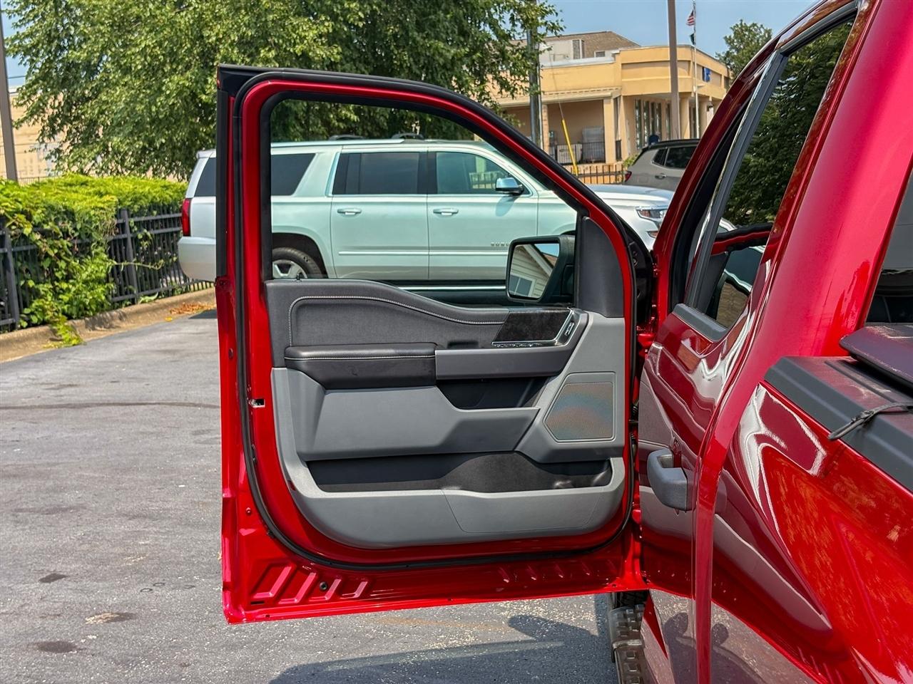 Ford F-150 Lightning  2025